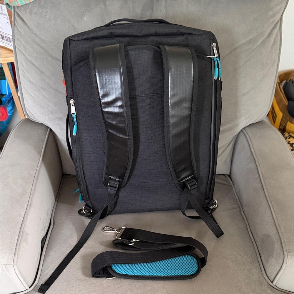 Sleek Vik 30L Hybrid Duffel Bag - Picture 5 of 7
